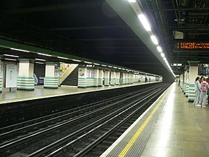 Archivo:Mile End tube station 01