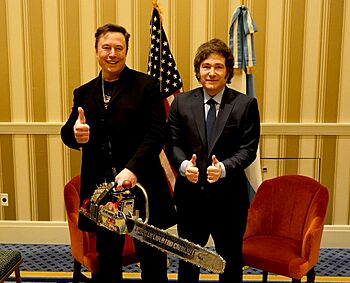 Archivo:Milei y Elon Musk con una motosierra