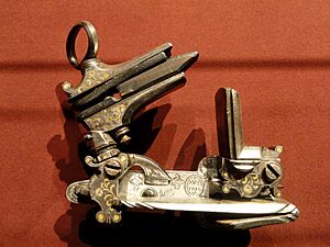 Archivo:Miquelet Lock, late 1600s, Spain, steel inlaid with gold and silver - Cleveland Museum of Art -DSC08915