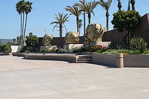 Archivo:Monumento "Las tres cabezas" en Ensenada, Baja California