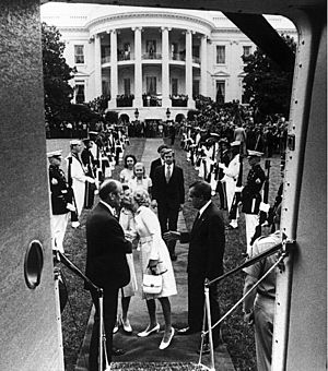 Archivo:Nixon leaving whitehouse
