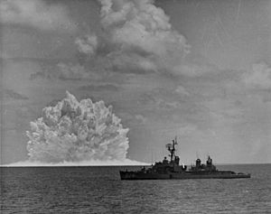 Archivo:Nuclear depth charge explodes near USS Agerholm (DD-826), 11 May 1962