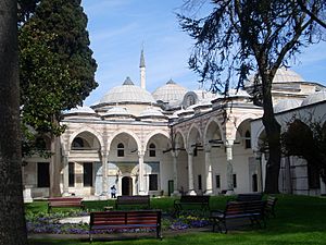 Archivo:Palacio de Topkapi, jardines, Estambul, Turquía, abril de 2011