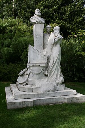 Archivo:Parc Monceau 20060812 Charles Gounod
