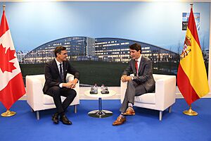 Archivo:Pedro Sánchez Pérez-Castejón talking with Justin Trudeau in Brussels - 2018