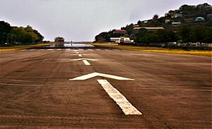 Archivo:Pista del Aeropuerto George F. L. Charles (Castries)