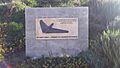 Placa en recuerdo de las víctimas del vuelo JK 5022