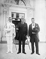 Archivo:Pres.-elect Horacio Vasquez of Santo Domingo, lunches with Pres. Coolidge. Lft. to rt.- Col. C.O. Sherrill, Military Aid to the Pres.; Pres.- elect Vasquez and J. Butler Wright, Third Ass't LCCN2016893577