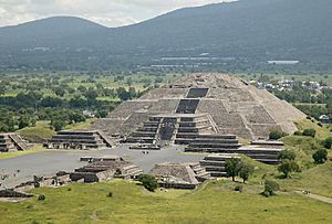 Archivo:PyramidOfTheMoonTeotihuacan