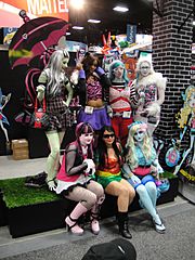 Archivo:San Diego Comic-Con 2011 - Monster High girls (Mattel booth) (5992832407)