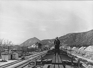 Archivo:Santa Fe stopped at Cajon Siding, March 1943