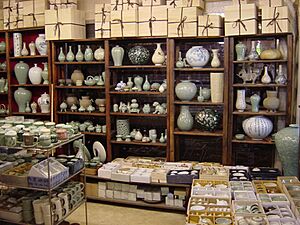 Archivo:Seoul-Insadong-Korean.Traditional.Porcelains