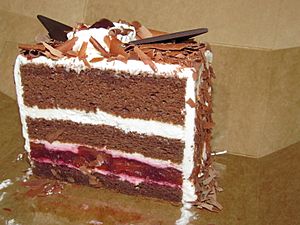 Archivo:Sideview of Black Forest Cake (16335796524)