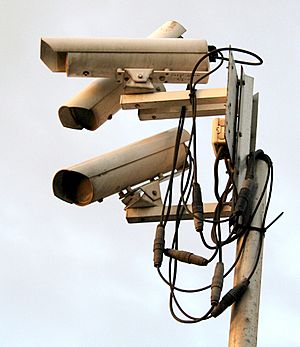 Archivo:Surveillance quevaal