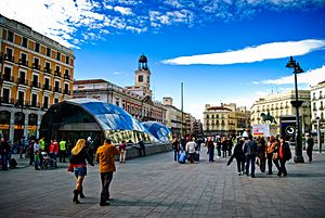 Archivo:Tragabolas en la Puerta del Sol