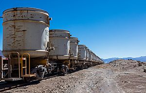 Archivo:Tren de la FCA en el trayecto Ollagüe-Uyuni, Bolivia, 2016-02-03, DD 94