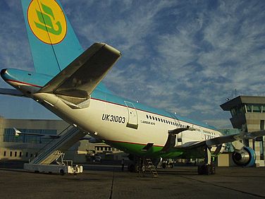 Archivo:Uzbekistan Airways A310-324 in Tashkent Yuzhny Airport