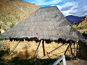 Archivo:Vista exterior del Templo de las Manos Cruzadas de Kotosh