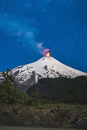 Archivo:Volcán villarrica fcob