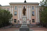 Памятник Доржи Банзарову у здания Бурятского государственного университета