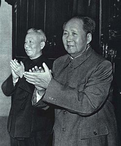 Archivo:1964-11 1964年 中华人民共和国国庆15周年 刘少奇毛泽东