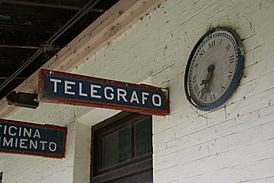 Archivo:2011.10.19.091015 Clock train station Corral de Bustos Argentina