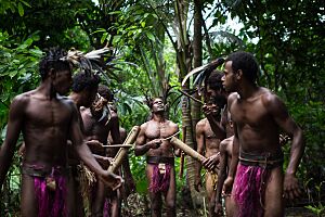 Archivo:A small nambas dance as part of a kastom village tour on Malekula Island, Vanuatu. (10663367294)