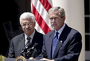 Archivo:Abbas in White House with Bush