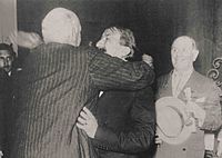 Archivo:Alvear abraza a Palacios.pg