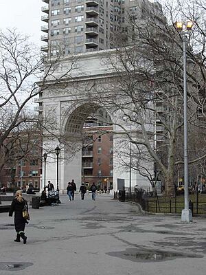 Archivo:Arch in washington square park 02