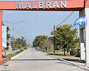 Archivo:Av. Alberdi, Arco de entrada a Malbran
