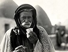 Archivo:Bedouincoffeecup
