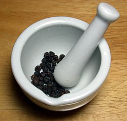 Archivo:Black peppercorns with mortar and pestle