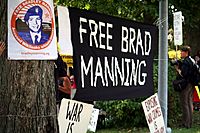 Archivo:Bradley Manning rally, August 2010