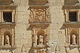 Archivo:Campillo de Altobuey, Santuario de la Virgen de la Loma, detalle fachada
