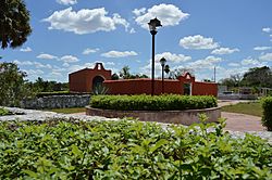 Capilla del cementerio, Uayma, Yucatán. - panoramio.jpg