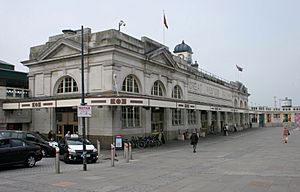 Archivo:Cardiff Central Station, geograph 4993654 by Richard Sutcliffe
