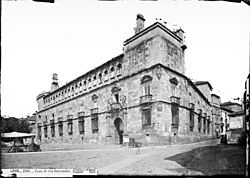 Archivo:Casa de los Guzmanes - Laurent 1816-1886