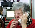 Chicha Mariani hablando por teléfono