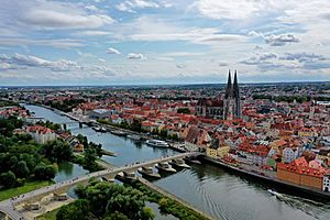Archivo:Domkirche und Steinerne Brücke in Regensburg