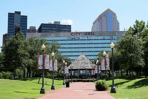 Archivo:Duncan Plaza and City Hall in New Orleans