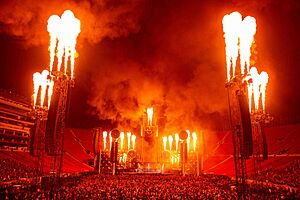 Escenario con llamas de fuego en la canción Sonne.jpg
