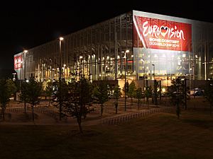 Archivo:Eurovisions-Arena bei Nacht P5143553