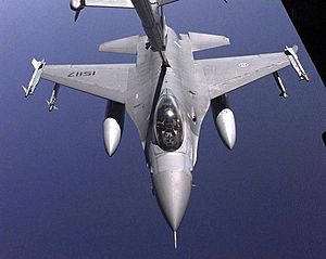 Archivo:F16A PoAF refueling from a USAF tanker