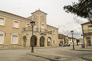 Archivo:Hontalvilla-ayuntamiento-DavidDaguerro