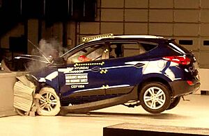 Archivo:IIHS Hyundai Tucson crash test