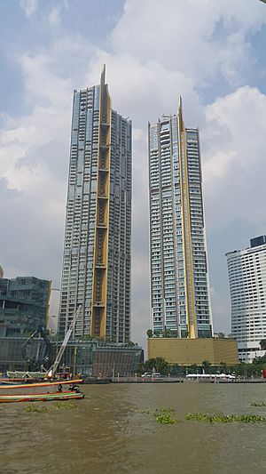 Archivo:Iconsiam tallest building Bangkok under construction