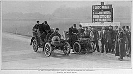 Archivo:Les deux voitures Decauville 5HP au départ des Mille Milles de la piste de Crystal Palace, à Londres (années 1900)