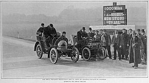 Archivo:Les deux voitures Decauville 5HP au départ des Mille Milles de la piste de Crystal Palace, à Londres (années 1900)