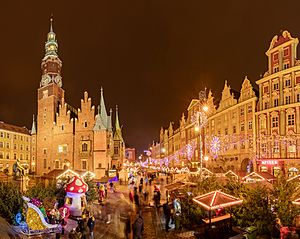 Archivo:Mercado de Navidad, Plaza del Mercado, Breslavia, Polonia, 2017-12-20, DD 41-49 HDR PAN